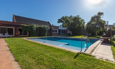 VENTA CASA 4 DORMITORIOS PILETA QUINCHO EN FISHERTON