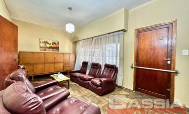 CASA 4 AMBIENTES EN BARRIO RESIDENCIAL CON JARDÍN Y PATIO,  LOTE 158M2, 8 X 19