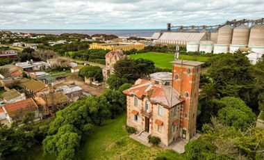 Casa en venta - 8 Dormitorios 4 Baños - 2.920Mts2 - Quequén, Necochea