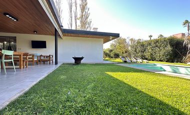 VENTA | PERMUTA - Casa 4 Dormitorios y Comodín - Funes Hills San Marino.