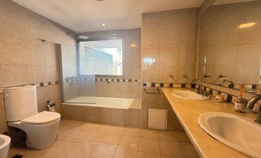 VENTA | PERMUTA - Casa 4 Dormitorios y Comodín - Funes Hills San Marino.