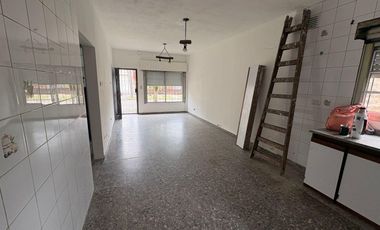 Casa Venta 3 Ambientes c/ departamento Merlo