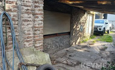 VENTA DE TERRENO CON CASA A DEMOLER O RECICLAR AL 100%