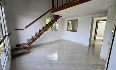 Vendo en Santa Lucia cerca a estacion Metro