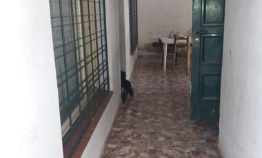 CasaPres. Eduardo Lonardi Nº 65 entre Avenida Gobernador Monteverde y Juan Larrea. ????Florencio Varela. Barrio Villa Aurora.