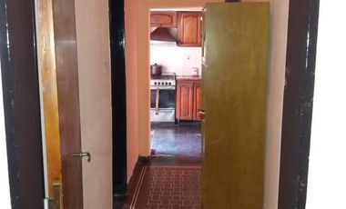 CasaPres. Eduardo Lonardi Nº 65 entre Avenida Gobernador Monteverde y Juan Larrea. ????Florencio Varela. Barrio Villa Aurora.