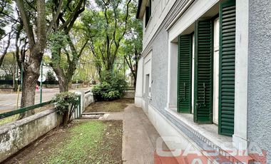 CHALET 6 AMBIENTES APTO PROFESIONAL BANFIELD RESIDENCIAL, CON COCHERA, JARDIN, TERRAZA