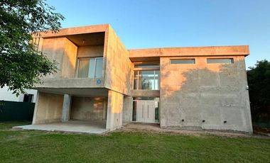 Casa en venta - 4 Dormitorios 3 Baños - Cochera - 830Mts2 - Ramallo