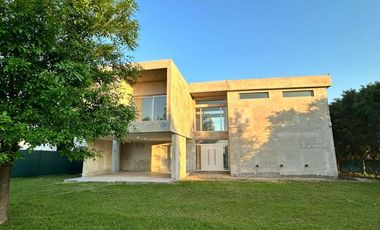 Casa en venta - 4 Dormitorios 3 Baños - Cochera - 830Mts2 - Ramallo