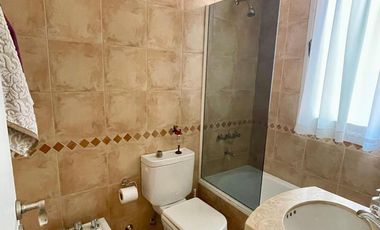 Departamento de 3 amb, en Jardines de San Isidro, cochera cubierta.