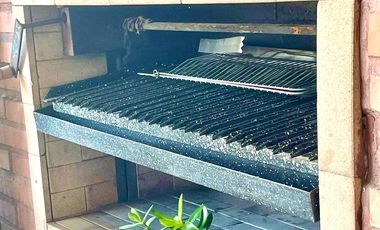 Departamento de 3 amb, en Jardines de San Isidro, cochera cubierta.