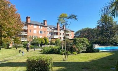 Departamento de 3 amb, en Jardines de San Isidro, cochera cubierta.