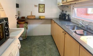 Departamento de 3 amb, en Jardines de San Isidro, cochera cubierta.