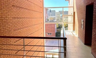 Departamento de 3 amb, en Jardines de San Isidro, cochera cubierta.