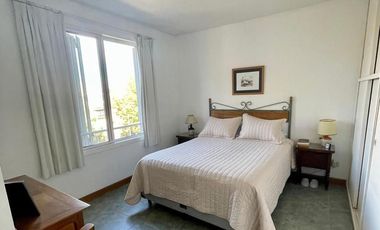 Departamento de 3 amb, en Jardines de San Isidro, cochera cubierta.