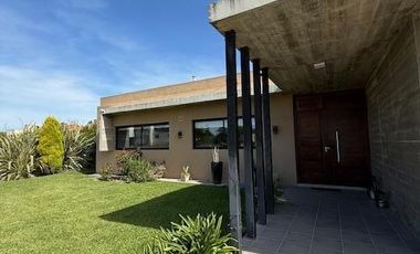 Casa 4 ambientes con pileta lote central en alquiler temporal - Hudson Park