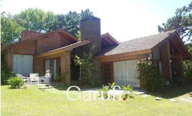 Casa en Alquiler Temporario en Pinamar Amplio parque arbolado con 5 ambientes