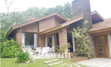 Casa en Alquiler Temporario en Pinamar Amplio parque arbolado con 5 ambientes