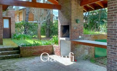 Casa en Alquiler Temporario en Pinamar Amplio parque arbolado con 5 ambientes