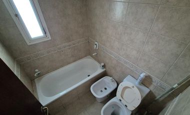 Departamento de 3 dormtiorios, uno con baño en suite, living comedor, cocina, balcón, vista frente, con cochera!