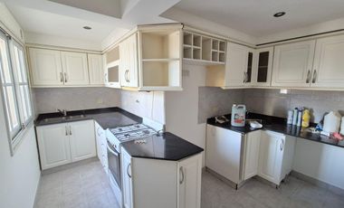 Departamento de 3 dormtiorios, uno con baño en suite, living comedor, cocina, balcón, vista frente, con cochera!