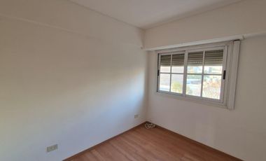 Departamento de 3 dormtiorios, uno con baño en suite, living comedor, cocina, balcón, vista frente, con cochera!