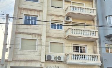 Departamento de 3 dormtiorios, uno con baño en suite, living comedor, cocina, balcón, vista frente, con cochera!