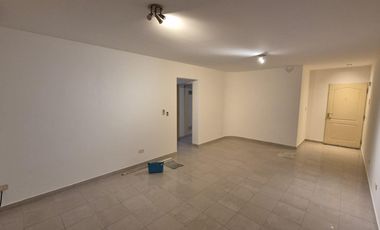 Departamento de 3 dormtiorios, uno con baño en suite, living comedor, cocina, balcón, vista frente, con cochera!