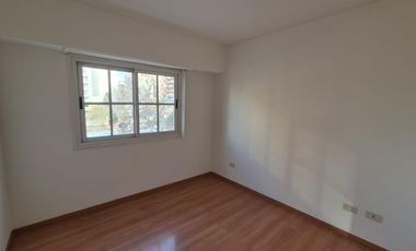 Departamento de 3 dormtiorios, uno con baño en suite, living comedor, cocina, balcón, vista frente, con cochera!