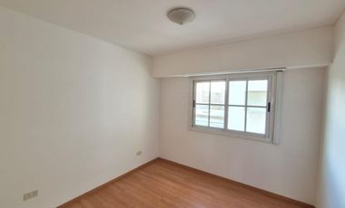 Departamento de 3 dormtiorios, uno con baño en suite, living comedor, cocina, balcón, vista frente, con cochera!