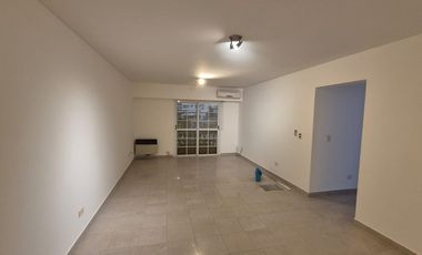 Departamento de 3 dormtiorios, uno con baño en suite, living comedor, cocina, balcón, vista frente, con cochera!