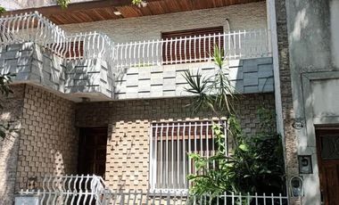 Casa en alquiler - 4 Dormitorios 2 Baños - Parque Avellaneda