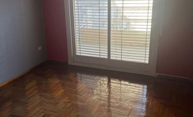 Casa en alquiler - 4 Dormitorios 2 Baños - Parque Avellaneda