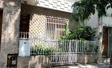 Casa en alquiler - 4 Dormitorios 2 Baños - Parque Avellaneda