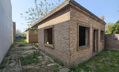 Av. San Martin  al 2700 Grad. Baigorria, terreno 409 m2 con 2 casas a terminar.