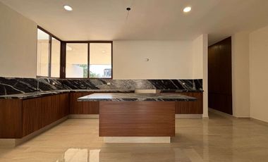 CASA EN VENTA EN PRIVADA PARQUE NATURA, CHOLUL