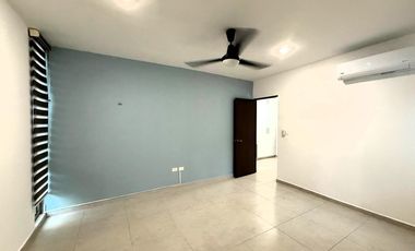 Amplia Casa de 4 recámaras y Piscina en Privada con Amenidades