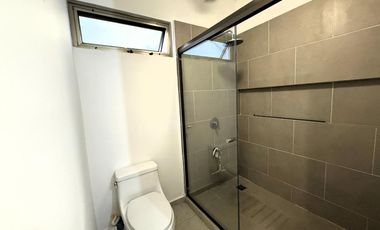 Amplia Casa de 4 recámaras y Piscina en Privada con Amenidades