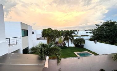 Amplia Casa de 4 recámaras y Piscina en Privada con Amenidades