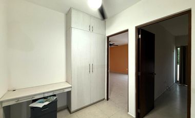 Amplia Casa de 4 recámaras y Piscina en Privada con Amenidades