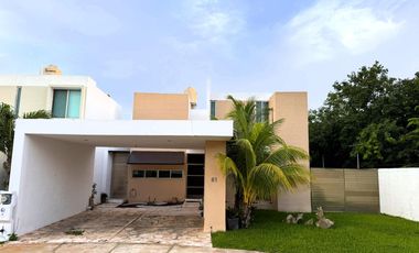 Amplia Casa de 4 recámaras y Piscina en Privada con Amenidades