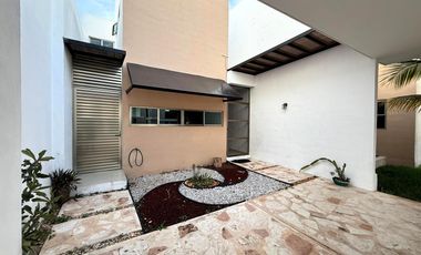 Amplia Casa de 4 recámaras y Piscina en Privada con Amenidades