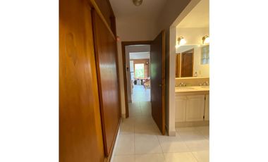 Hermosa casa frente al golf. Cerca del mar