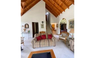 Hermosa casa frente al golf. Cerca del mar