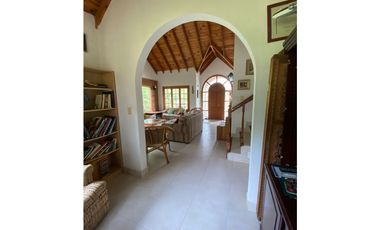 Hermosa casa frente al golf. Cerca del mar