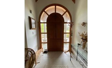 Hermosa casa frente al golf. Cerca del mar