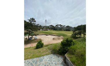 Hermosa casa frente al golf. Cerca del mar