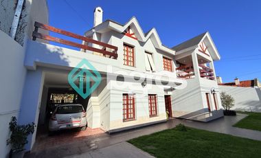 Casa en venta con cochera en Grand Bourg