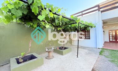 Casa en venta con cochera en Grand Bourg