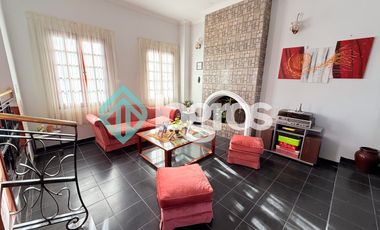 Casa en venta con cochera en Grand Bourg